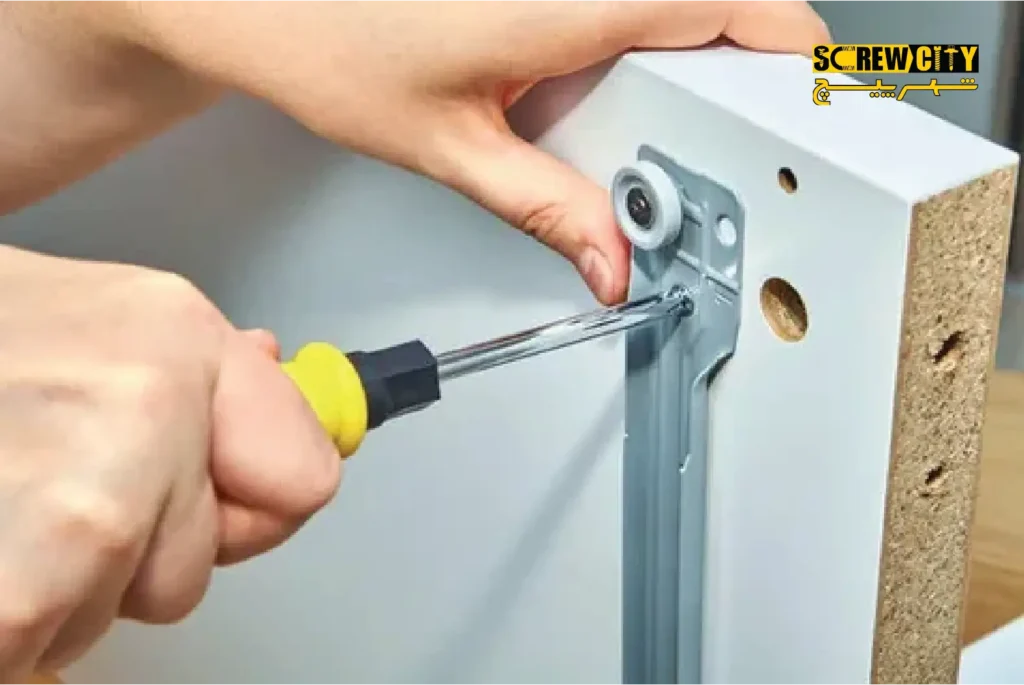استفاده از آچار مناسب برای بستن پیچ